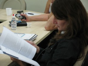 Fernanda analisa o material didático financiado pelo BNDES